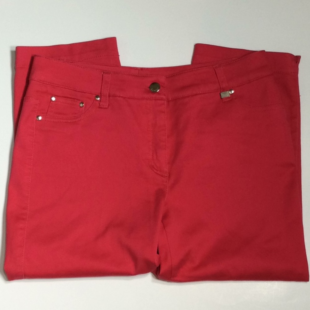Comfortable Capris w/ Back Pockets